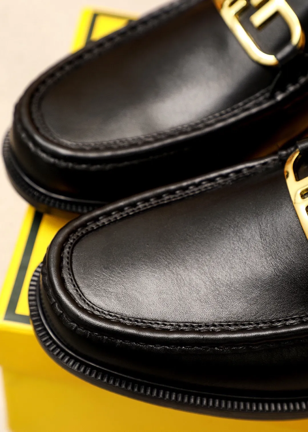 Men's shoes 💰460💰💐 Product trademark: FENDI [Fendi] casual leather shoes Regular size: 38-44 (45🉑️customized) Product materials: Selected imported first-layer cowhide upper + luxury hardware buckle, imported cowhide lining. Strong three-dimensional visual effect, rubber outsole Color: 1⃣️color optional